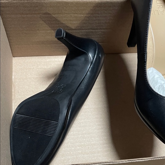 Naturalizer Classic Black Heels - Picture 5 of 5